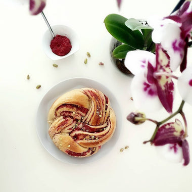 Veganer Babka aus Pistazien- und Himbeermarmelade - v